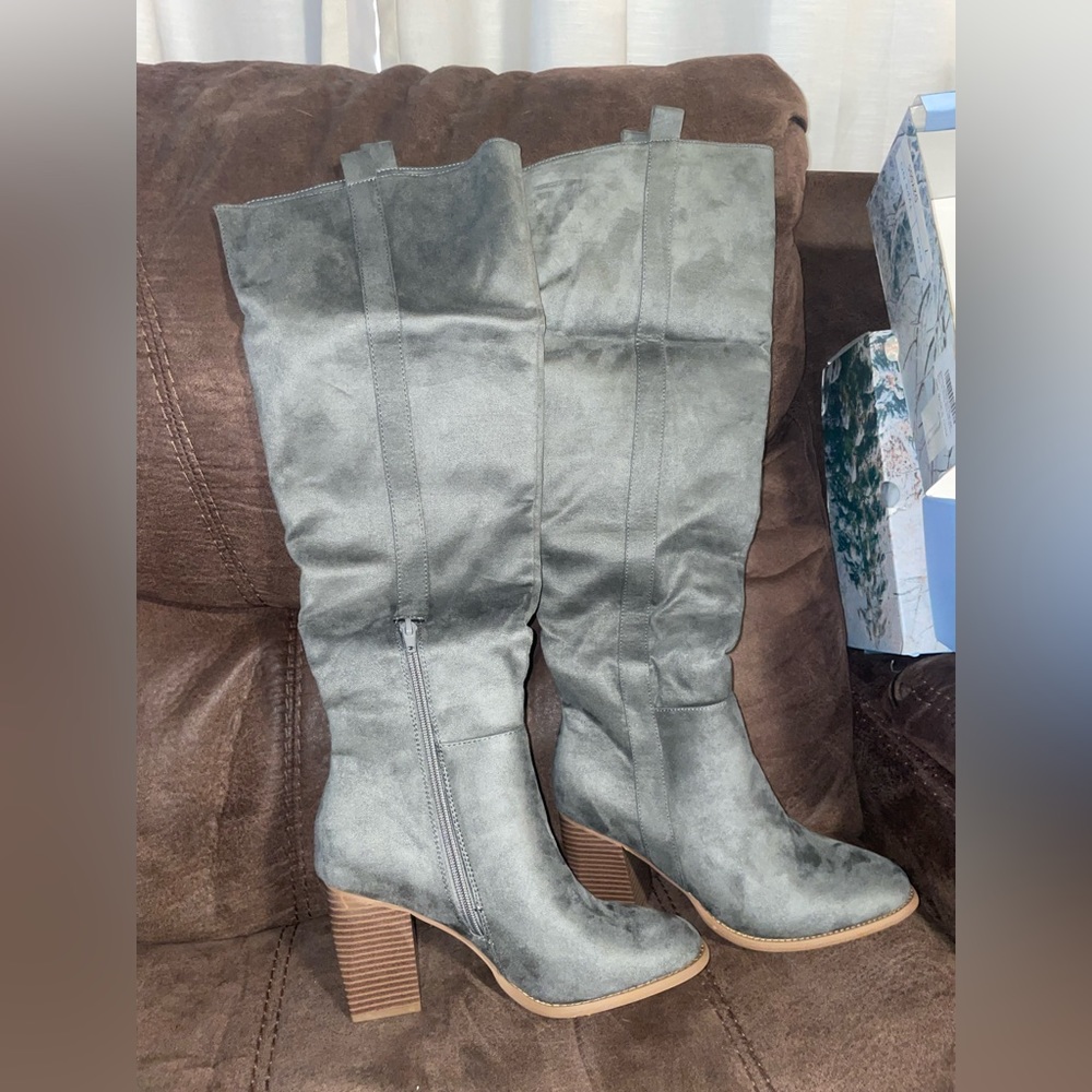 Women’s Pointed Toe Knee High Boots - 7